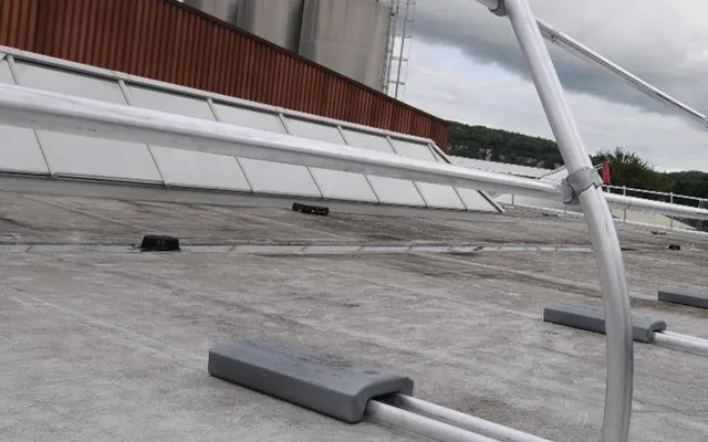 Free-standing counterweighted guardrail installed on a flat industrial roof